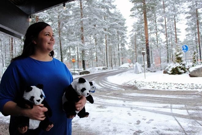 Projektipäällikkö Satu Keski-Valkama otti pandapehmot kainaloonsa. KUVA: TARJA RIIHIMÄKI