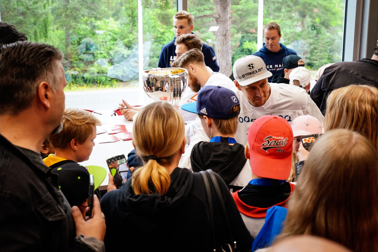 Wasa All Stars Hockey Game -tapahtuma kokosi keskiviikkona Vaasan Sähkön Areenalle niin jääurheiluseuroja, kiekkomaailman huipputähtiä kuin viihdemaailman starojakin. Marko Anttilan nimikirjoitusjonossa saattoi ihastella MM-pokaalia.