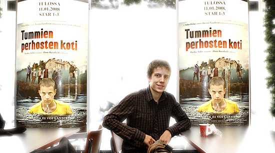 Näyttelijä Niilo Syväoja markkinoi Tummien perhosten koti -elokuvaa Oulussa joulukuussa 2007.