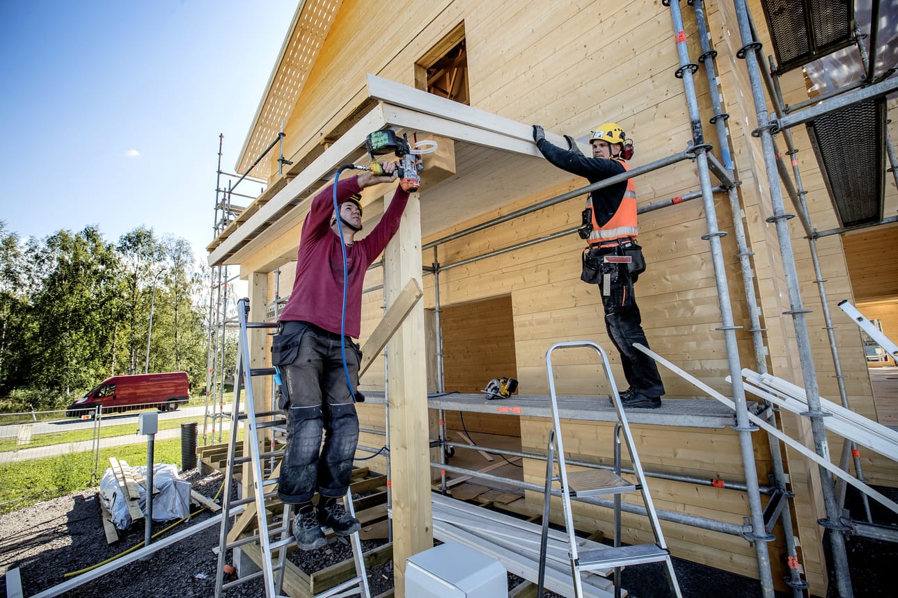 Rakennus-Avantin Ville Kivelä ja Olli-Pekka Kotajärvi rakentavat Korsulle uutta toimistorakennusta Yritysperällä. Rakennuksen ulkopuoli jää hirsipinnalle, joka maalataan.