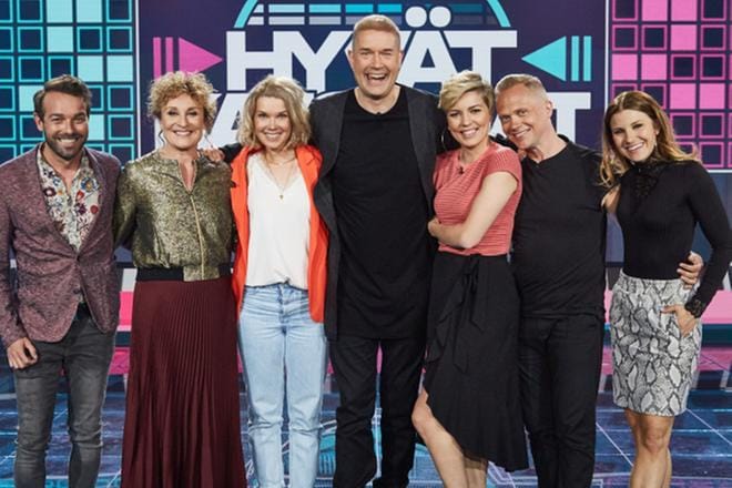 Marco Bjurström juontaa Hyvät katsojat -ohjelmaa, jonka alkajaisiksi tanssinopettajat ja sisustajat ottavat mittaa toisistaan. KUVA: Yle Kuvapalvelu