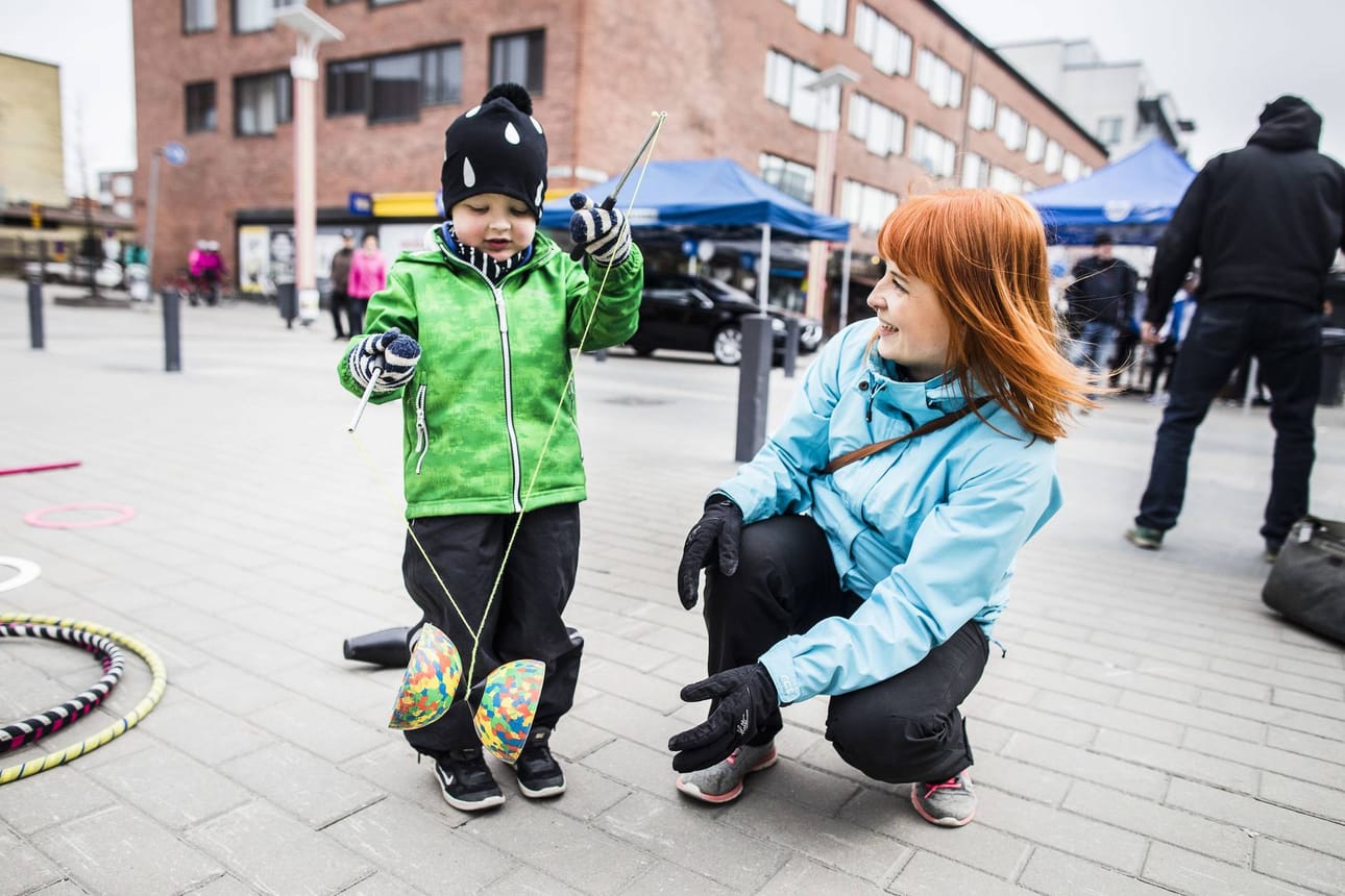 Viljami Rasinkangas ja äitinsä Paula Heikkilä kävivät temppuilemassa Sirkus Taika Ajan kojulla.