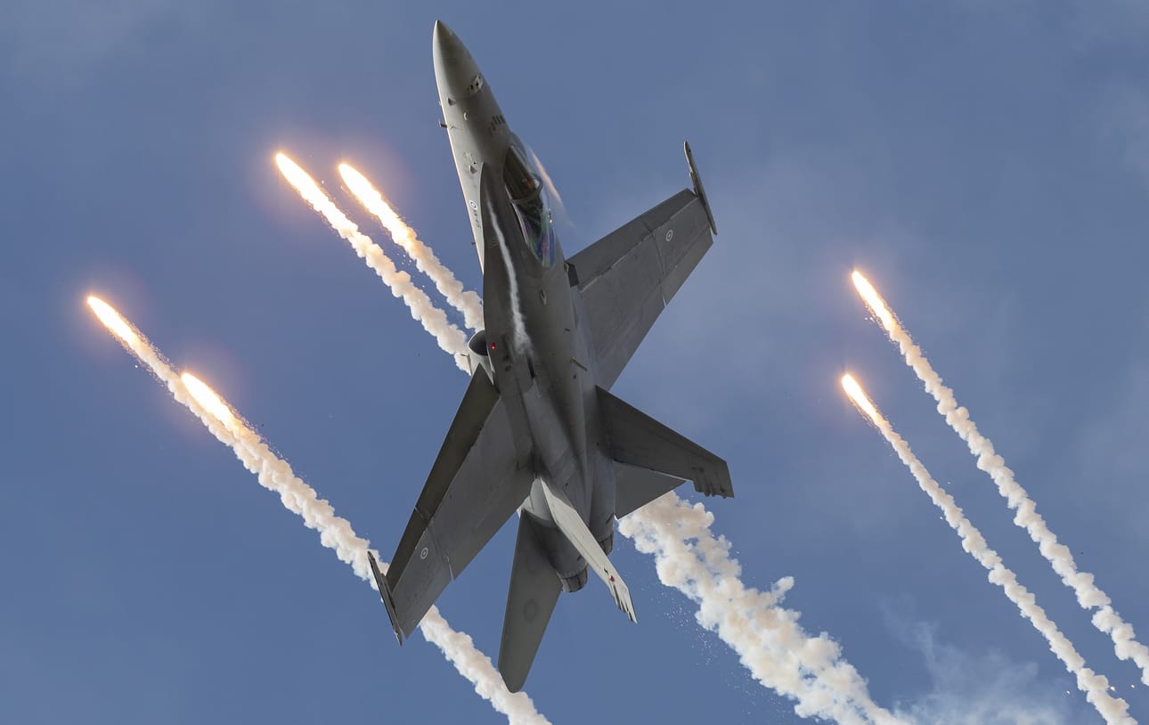 Vuoden 2023 näytöksessä Hornet-soolon lensi kauhavalaislähtöinen kapteeni Henri Toppari.