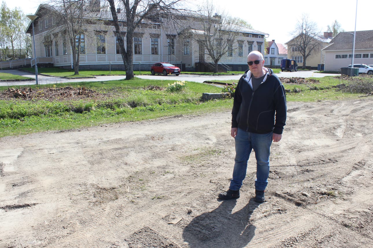 Kaskisten uusi rakennustarkastaja Jari Ihainen seisoi viime keväänä paikalla, josta vanha päiväkoti purettiin pikavauhtia. Takana Kaskisten kaupungintalo. Arkistokuva. Lotta Kallio