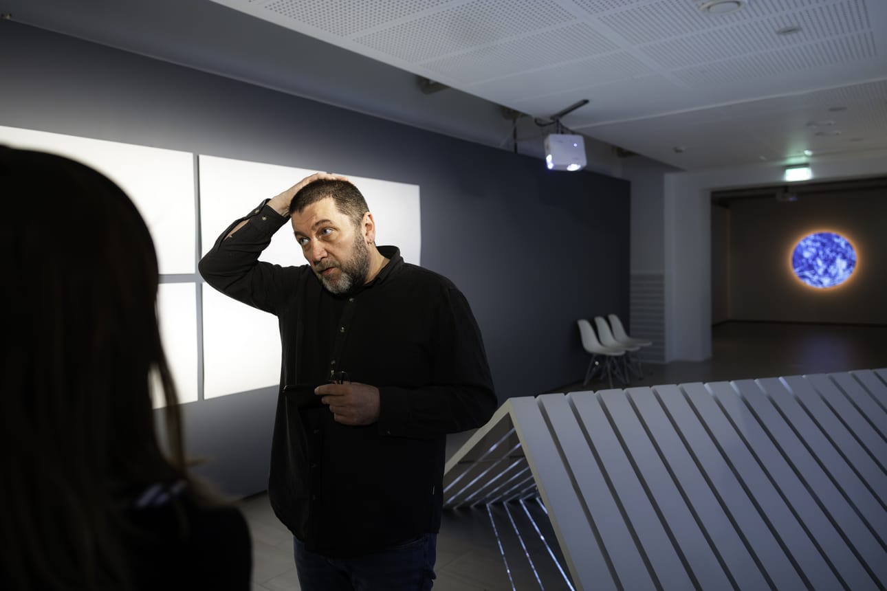 Pohjalaistaiteilija Marcus Lerviks valmisteli suurinta näyttelyään yhteistyössä saksalaisen kollegansa Florian Tuercken kanssa viisi vuotta. Sitä varten hän joutui muun muassa ryömimään ojanpohjalla Wärtsilän tehtaiden tuntumassa.