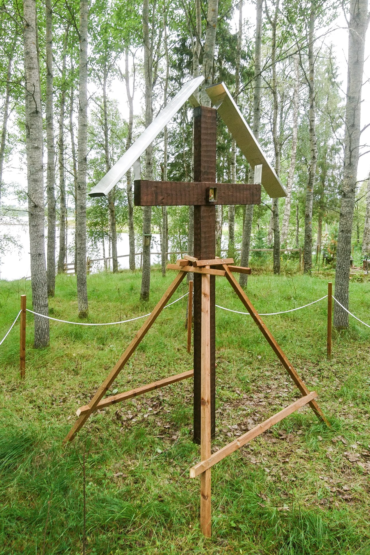 Kirkkosaareen pystytettävä Vaeltajan risti on Sauli Laaksosen tekemä. Materiaalina on tervattu hirsi. Rosterinen katto kuvaa kotaa ja heijastelee ympäristön värejä.