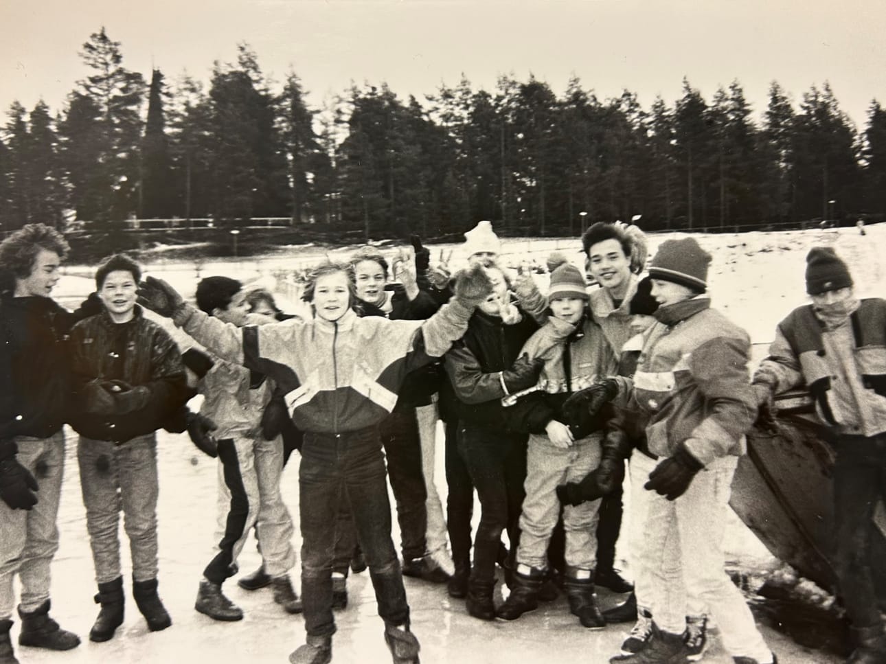 Tunnistatko sinä kuvan poikia? Toimitus kaipaa apua tämän porukan tunnistamiseen.