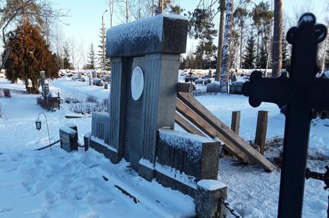 Körttiläisyyden johtohahmon, virsirunoilijana, kirjailijana ja kansanedustajanakin tunnetun Wilhelmi Malmivaaran hautakivi on kaatumisvaarassa Lapuan hautausmaalla. KUVA: JAAKKO LAMMI