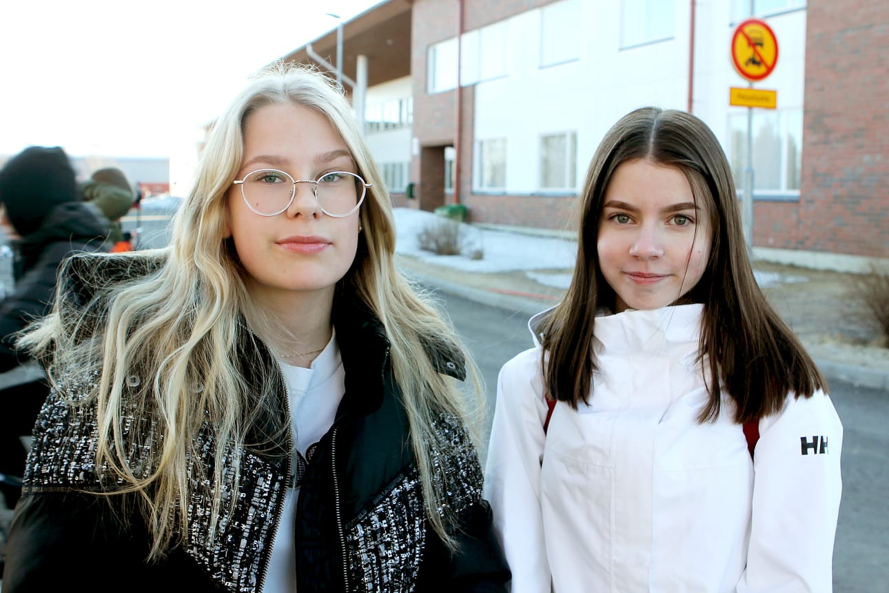 Putaan koulun pihalla seitsemäsluokkalaiset Vanessa Sainmaa ja Venla Niva odottelivat koulupäivän alkua. He olivat hyvillä mielin palaamassa kouluun lähiopetuksesta.