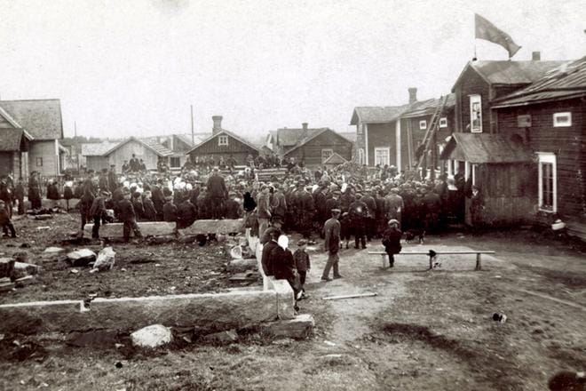 Seinäjoen työväenyhdistyksen talo (kuvassa oikealla) toimi vankilana vuonna 1918.