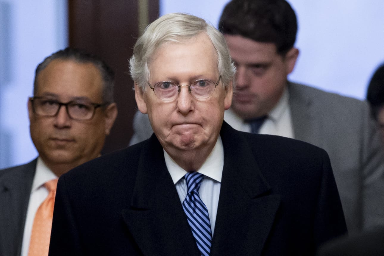 Vuonna 2016 senaatin republikaanijohtaja Mitch McConnell (keskellä) ei suostunut tuomarinimitykseen kahdeksan kuukautta ennen vaaleja. Nyt McConnell vannoo senaatin äänestävän nimityksestä, vaikka vaaleihin on alle kaksi kuukautta aikaa.