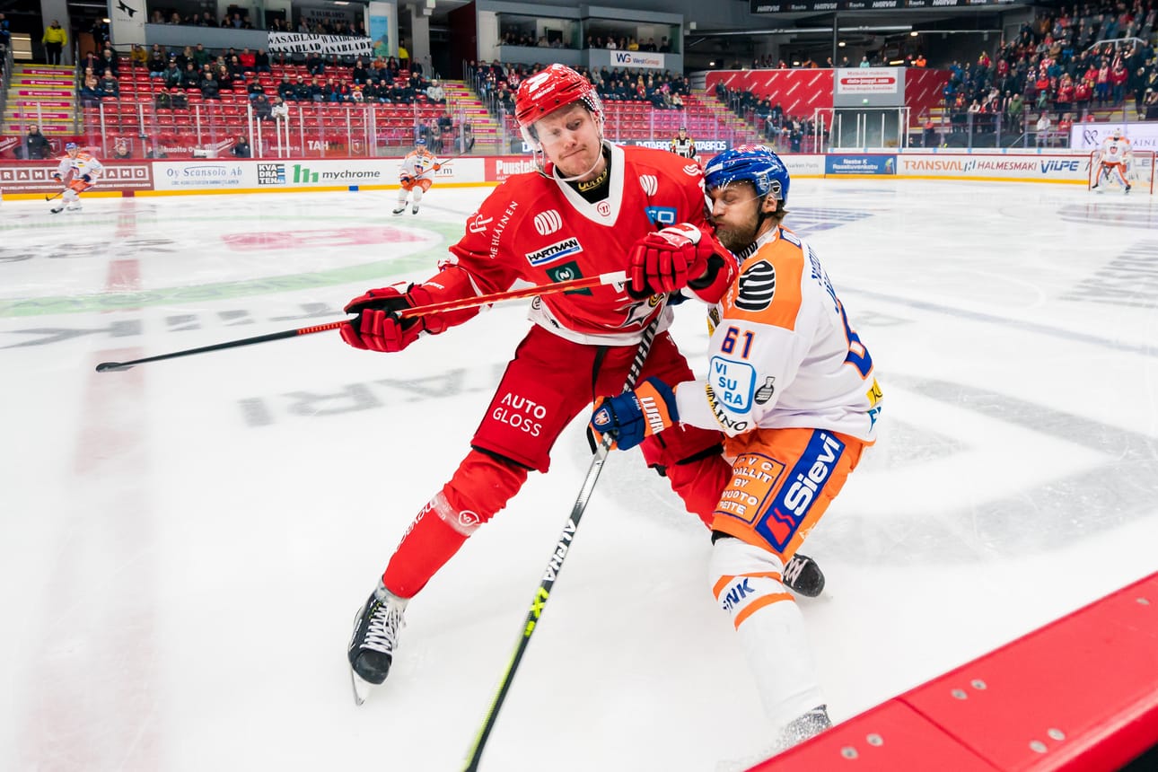Sport-hyökkääjä Jens Lööke (vas.) pelasi viime kauden loppuun juuri Björklövenissä Sportin luovuttua isosta osasta pelaajiaan viime helmikuussa. Arkistokuva.