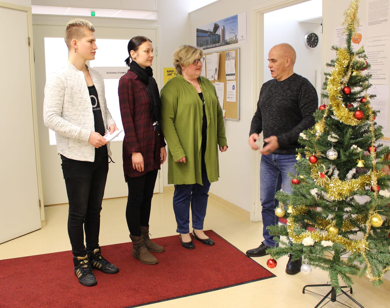 Kempeleen kunnanvaltuuston puheenjohtaja Jarmo Haapaniemi (kuvassa oikealla) ja Kempeleen Demarinuorten puheenjohtaja Jere Laava (kuvassa vasemmalla) luovuttivat joulunalusviikolla kaikkiaan kahdeksan lahjakorttia Kempeleen kunnan sosiaalijohtaja Tarja Kinnuselle ja perhetyöntekijä Milla Helenaderille jaettavaksi kempeleläisille vähävaraisille ja yksinäisille avun tarpeessa oleville.