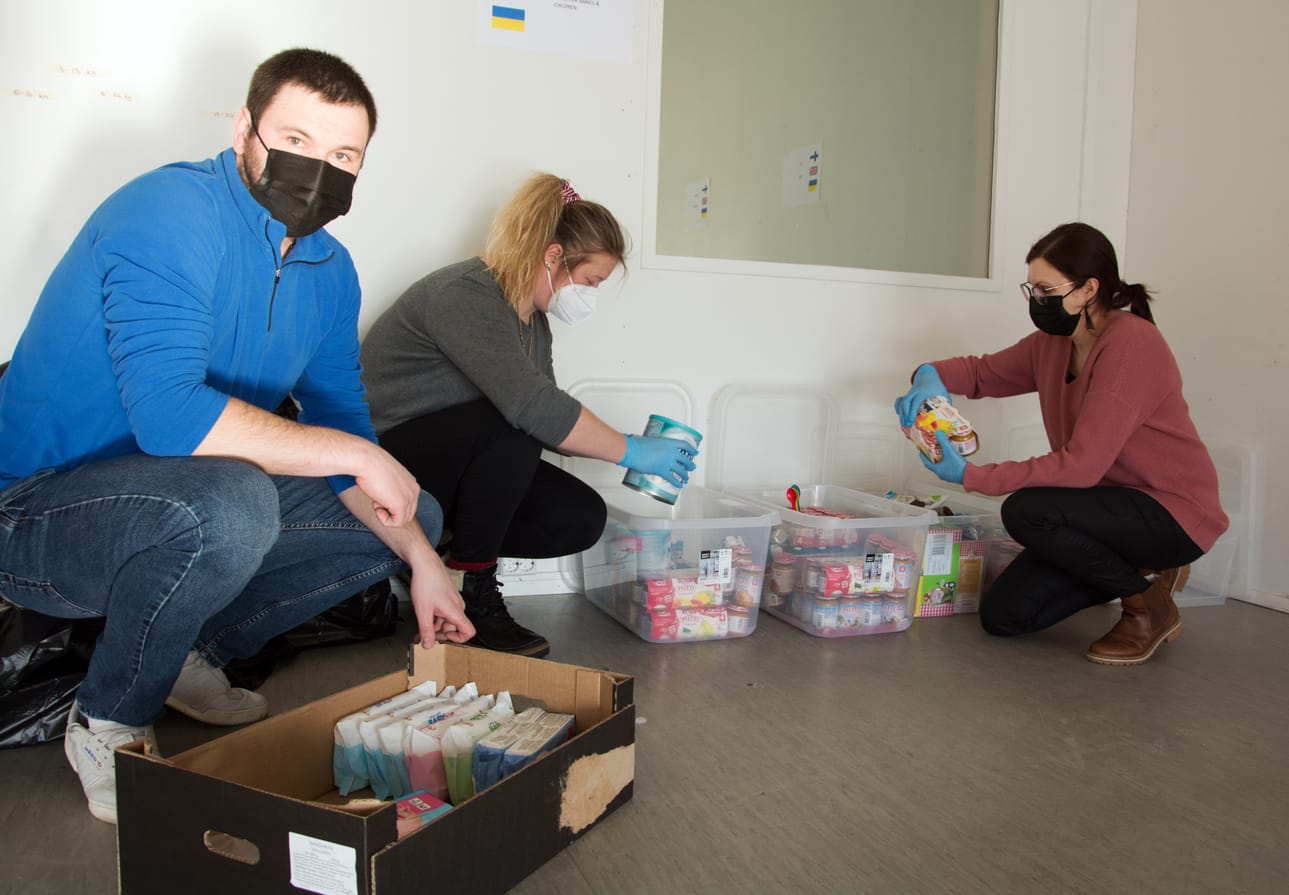 Serhii Sameliyk, Oleksandra Kapiichuk ja Marika Puntala pakkasivat lasten ruokia ja hygieniatarvikkeita Ähtärin pop up - tilassa tiistaina.