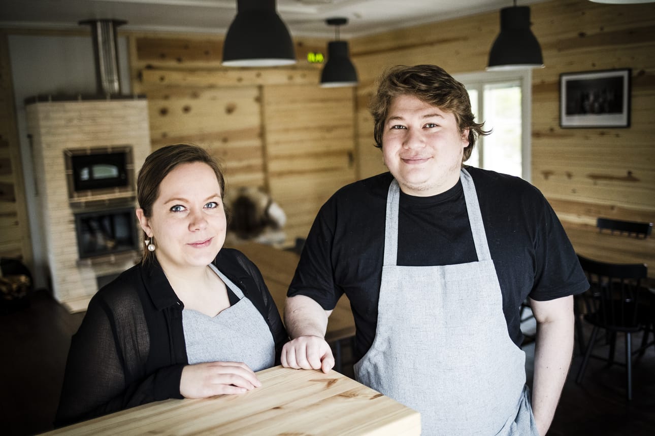 Johanna Mourujärvi ja Connor Laybourne pitävät Tapio-ravintolaa Posion Lauhkealla Thierry ja Catherine Chevillardin Naali Lodgen yhteydessä. Johanna on pomo salissa ja Connor keittiössä.