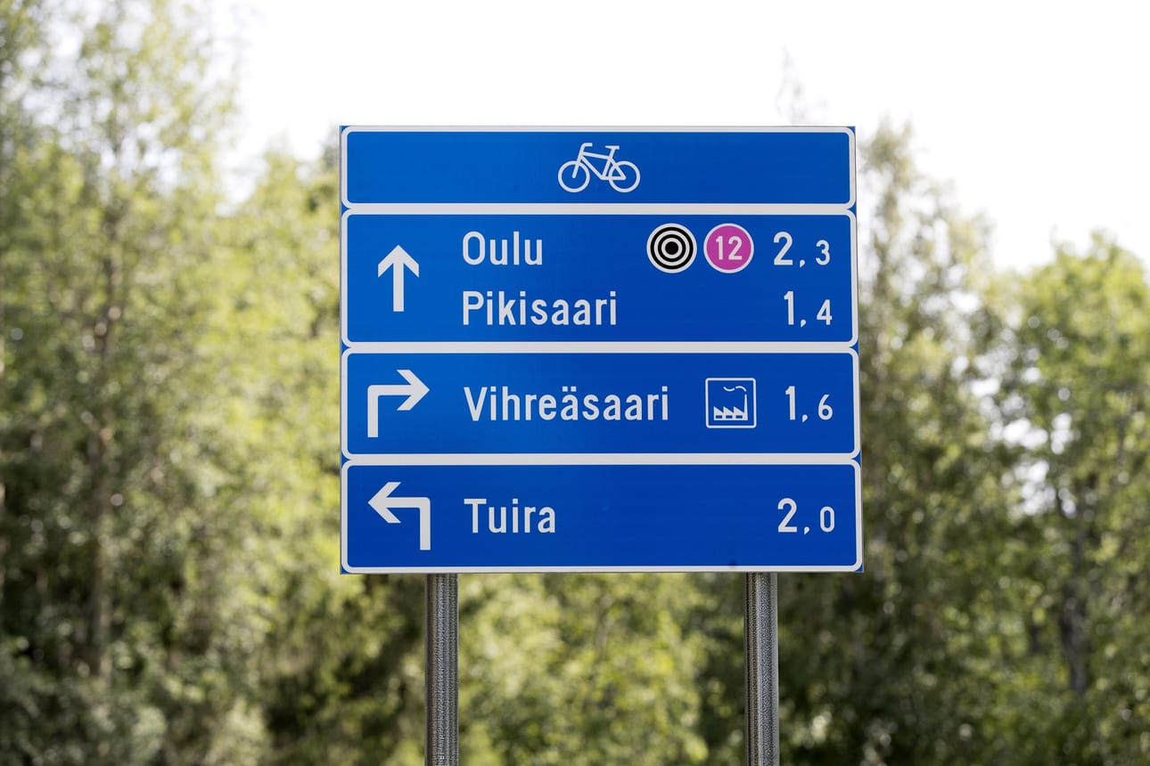 30–50 metriä ennen risteystä pystytettävät suunnistustauluihin kirjataanpaikannimien lisäksi nuolikuviot, kilometrimäärät sekä uusien, numeroitavien reittien reittitunnukset.