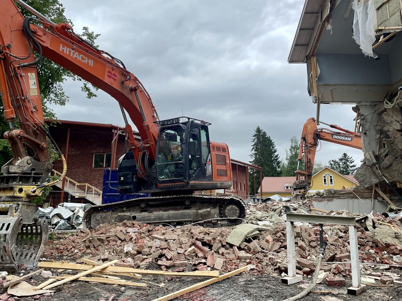 Törnävän vanhan koulurakennuksen purkaminen oli torstaina täydessä vauhdissa.