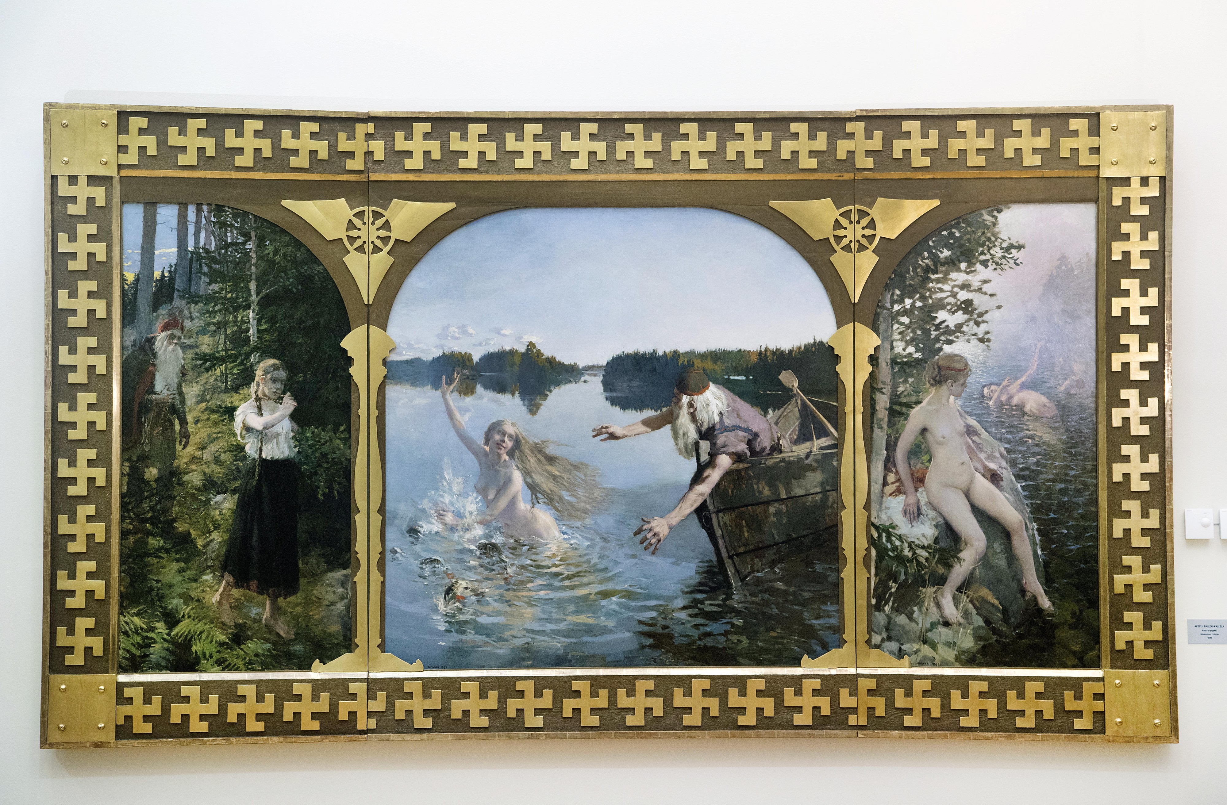Suomen Pankissa esillä oleva Akseli Gallen-Kallelan Aino-triptyykki on maalattu ensin eli vuonna 1889. Erot Ateneumin Ainoon huomaa vasta kuvia vierekkäin vertaillessa. 