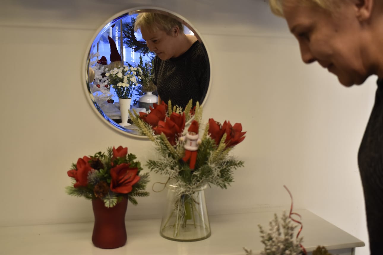 Kukkakauppias Eija Kuoskulla ei enää montaa joulukimppua allergikoille löydy, sillä ne ovat olleet hittituote jo monen vuoden ajan.