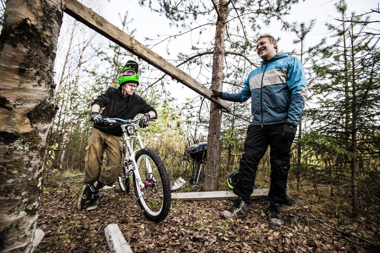 Mikko Järvelä (oik.) näyttää, millainen lankkuyllätys alamäkireitiltä löytyi aiemmin syksyllä.