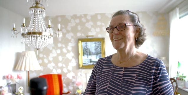 Intiössä asuva Elsa Sipilä tarjoaa apua arjen kiireisiin.