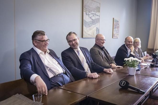 Siniset ministerit Timo Soini, Jussi Niinistö, Jari Lindström, Sampo Terho ja Pirkko Mattila ovat uuden edessä, kun poliittinen ura katkesi. KUVA: Timo Jakonen