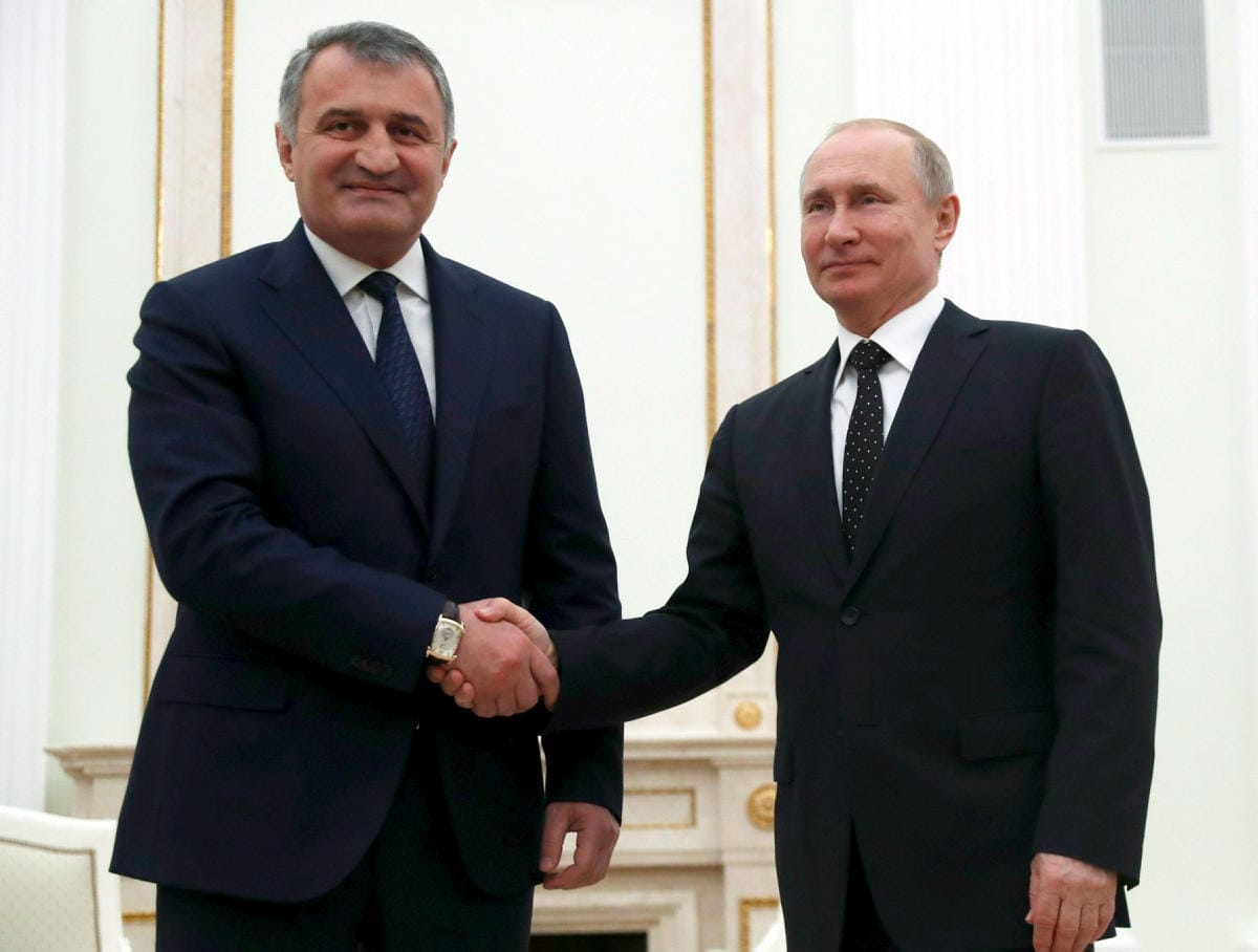 Kansanäänestyksen järjestämisestä oli antanut määräyksen Gagloevin edeltäjä Anatoli Bibilov. Bibilovin vieressä oikealla Venäjän presidentti Vladimir Putin. LEHTIKUVA/AFP