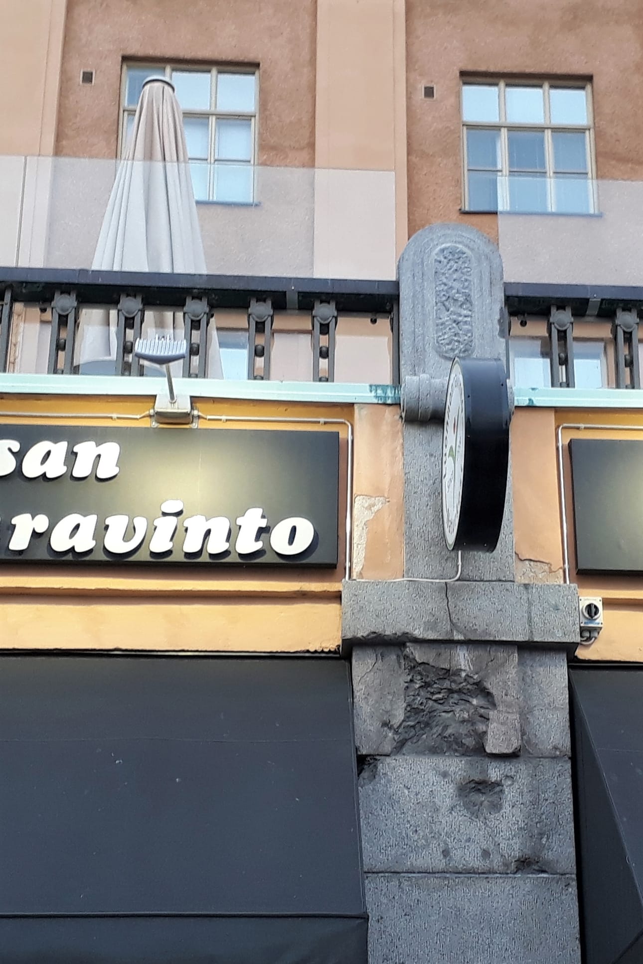 Hartmanin talon julkisivussa näkyy vielä talvisodan pommituksen jäljet.
