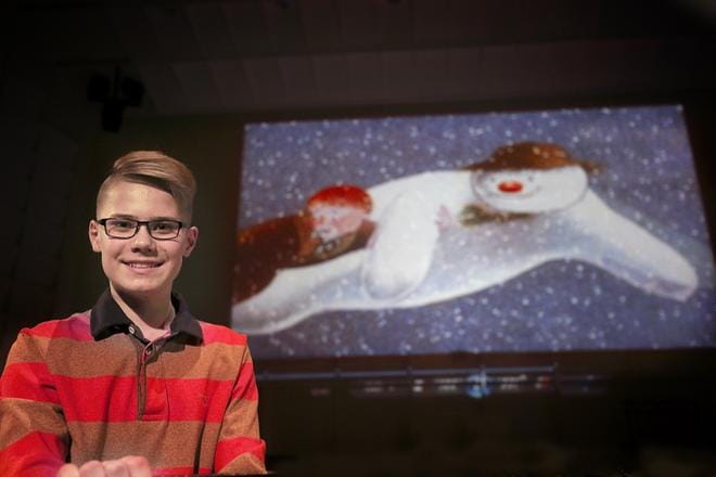 Jaakko Ilkan koulun kasiluokkalainen, Markus Kinnunen, laulaa tänään Seinäjoen kaupunginorkesterin solistina yhden kaikkien aikojen tunnetuimmista animaatiokappaleista. KUVAT: HEIKKI HAKANEN