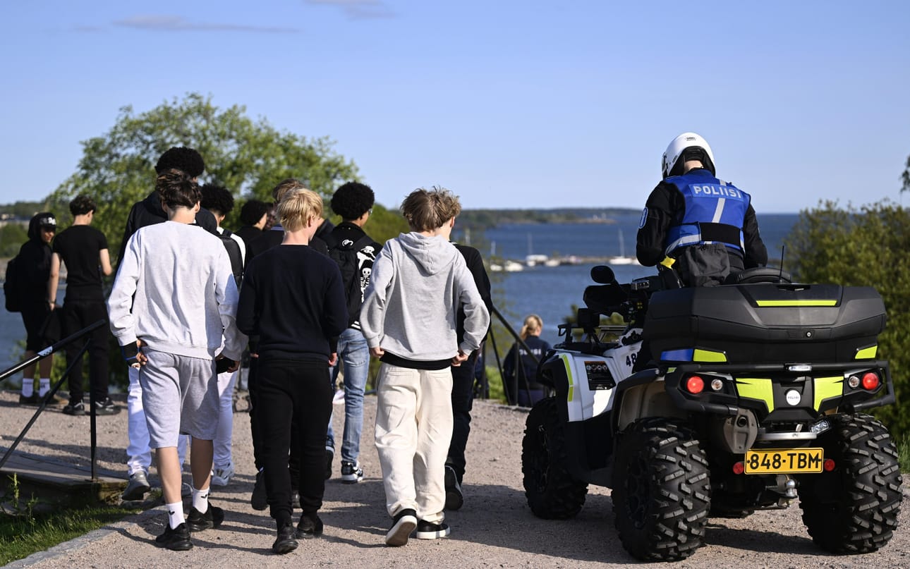 Helsingissä poliisi tyhjensi lauantaina noin kymmenen aikaan Kaivopuiston. LEHTIKUVA / VESA MOILANEN