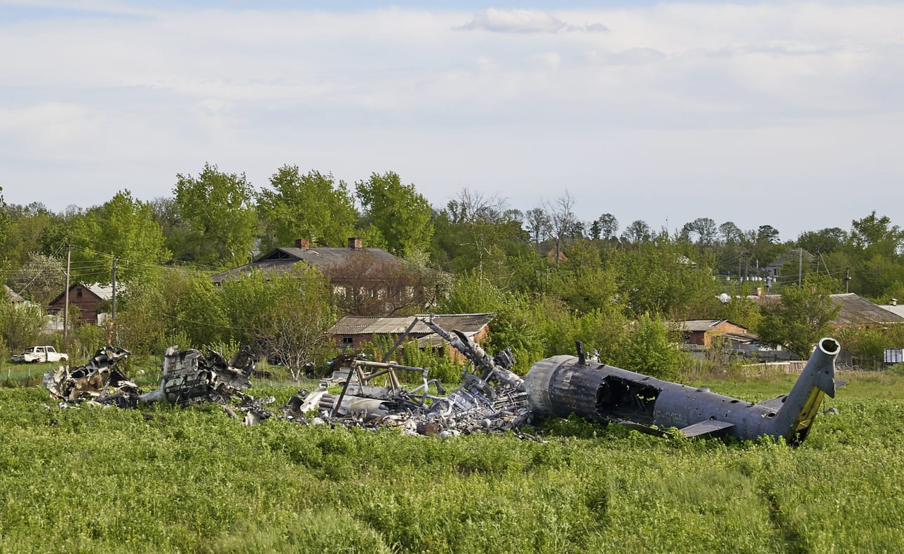 Sekä Ukraina että Venäjä ovat kärsineet kovia tappioita sodassa. Kuvassa pudotettu venäläinen helikopteri Harkovan lähellä Mala Rohanin kylän läheisyydessä.