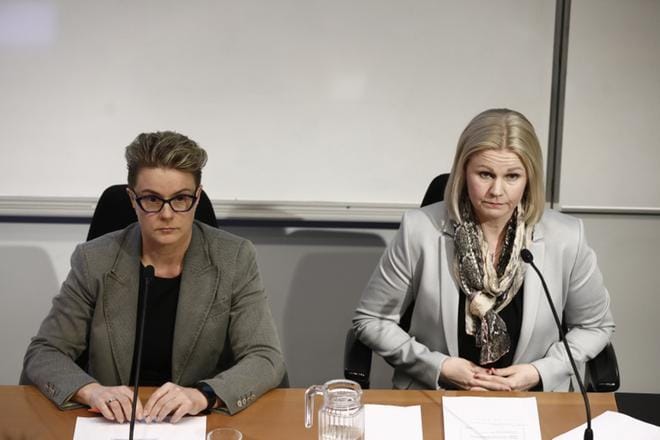 Rikosylikomisario Sari Sarani ja rikoskomisario Sanna Springare (oikealla) tiedotustilaisuudessa. Springaren mukaan suomalaislapsiin kohdistunut seksuaaliväkivalta oli hyvin raakaa ja julmaa. KUVA: Joel Maisalmi