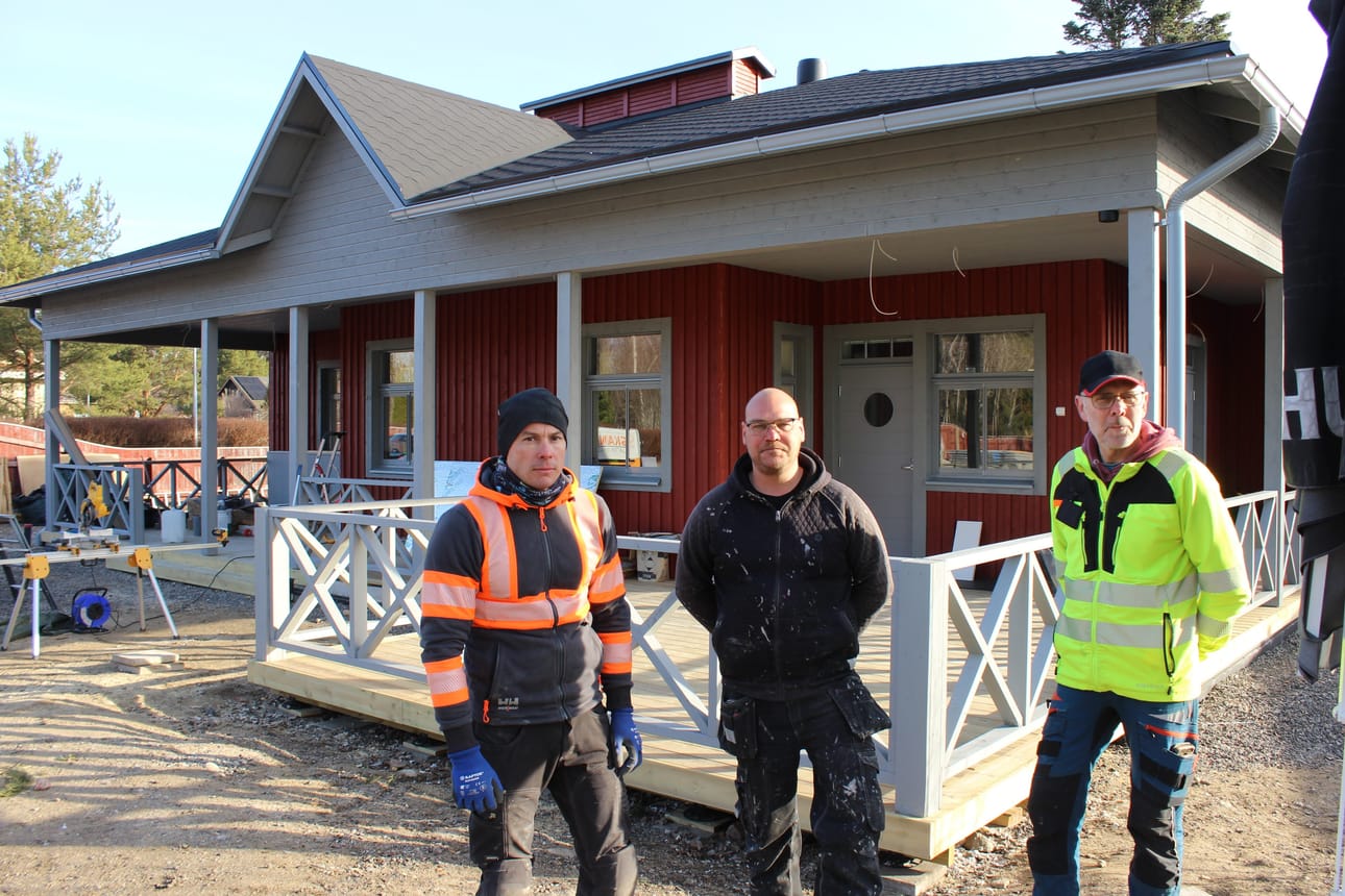 Yrittäjät Jouni Kotiranta ja Tommi Teerimäki sekä rakennusvalvoja Stefan Lindell ovat tyytyväisiä lopputulokseen.