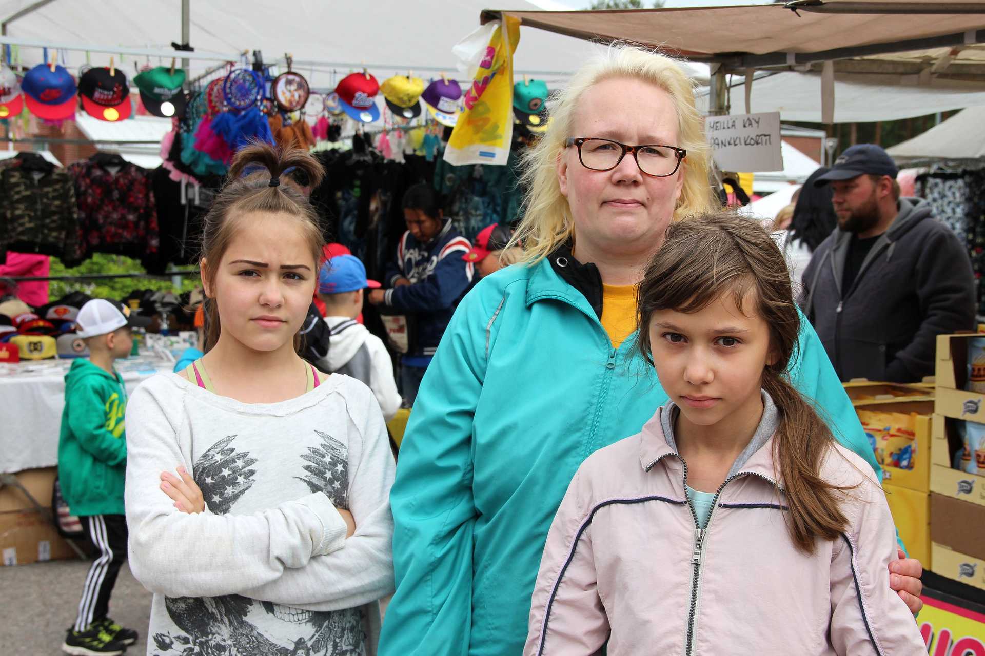 Piia Juuska (kesk.) tuli kaksoistyttäriensä Millan (vas.) ja Nea Savikosken kanssa markkinoille.