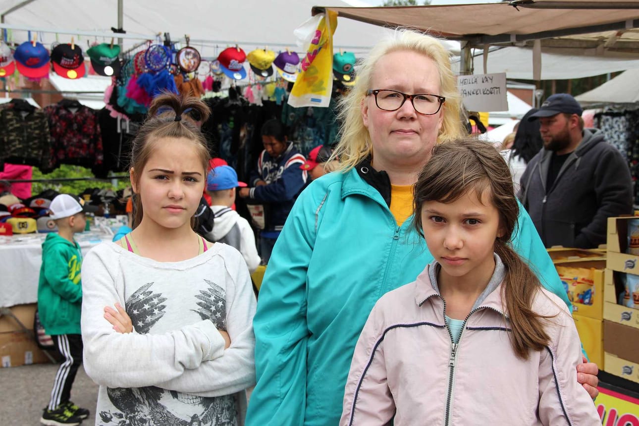 Piia Juuska (kesk.) tuli kaksoistyttäriensä Millan (vas.) ja Nea Savikosken kanssa markkinoille.