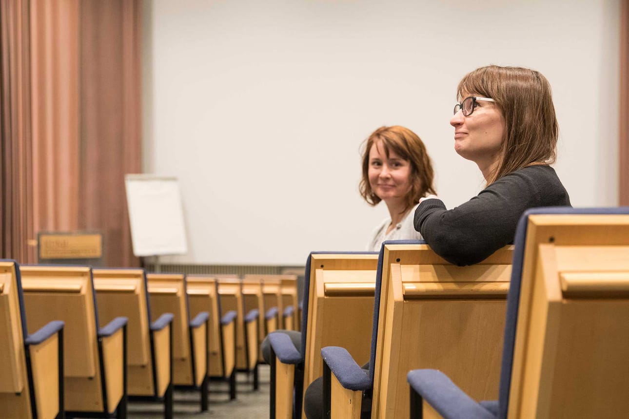 Kemin kulttuurikeskuksen sijainti on mitä mahtavin, sillä hotellit ja muut majapaikat sijaitsevat kävelyetäisyydellä. ”Kuljetuksia ei siis tarvitse järjestää”, huikkaa Elina Martimo.