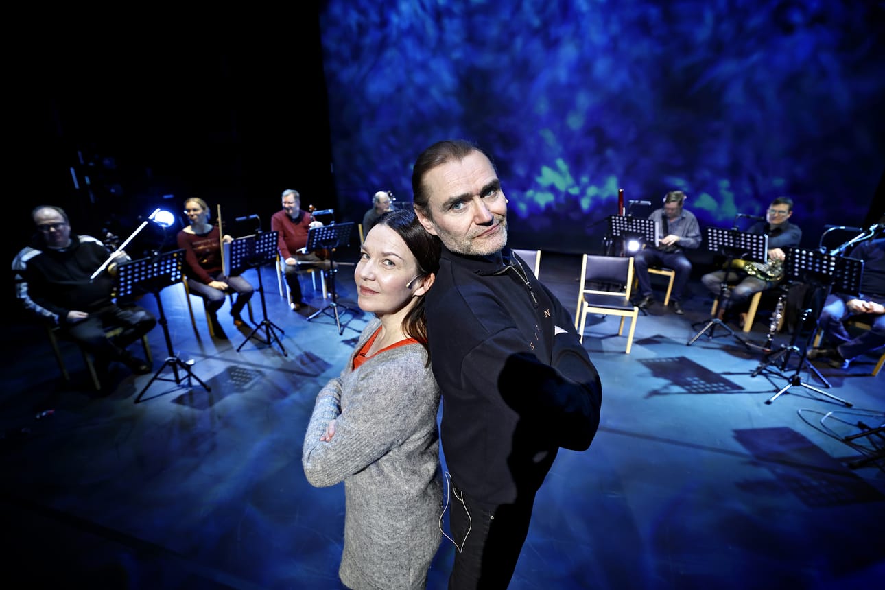 Seinäjoen kaupunginorkesteri ja Seinäjoen kaupunginteatteri lyövät hynttyyt yhteen harvinaisessa dramatisoidussa konsertissa. Aalloilla II -konsertti juhlistaa 60 vuotta täyttävää Seinäjoen kaupunginteatteria. Elissa Aaltona on Mia Vuorela ja Alvar Aaltona Jukka Puronlahti.