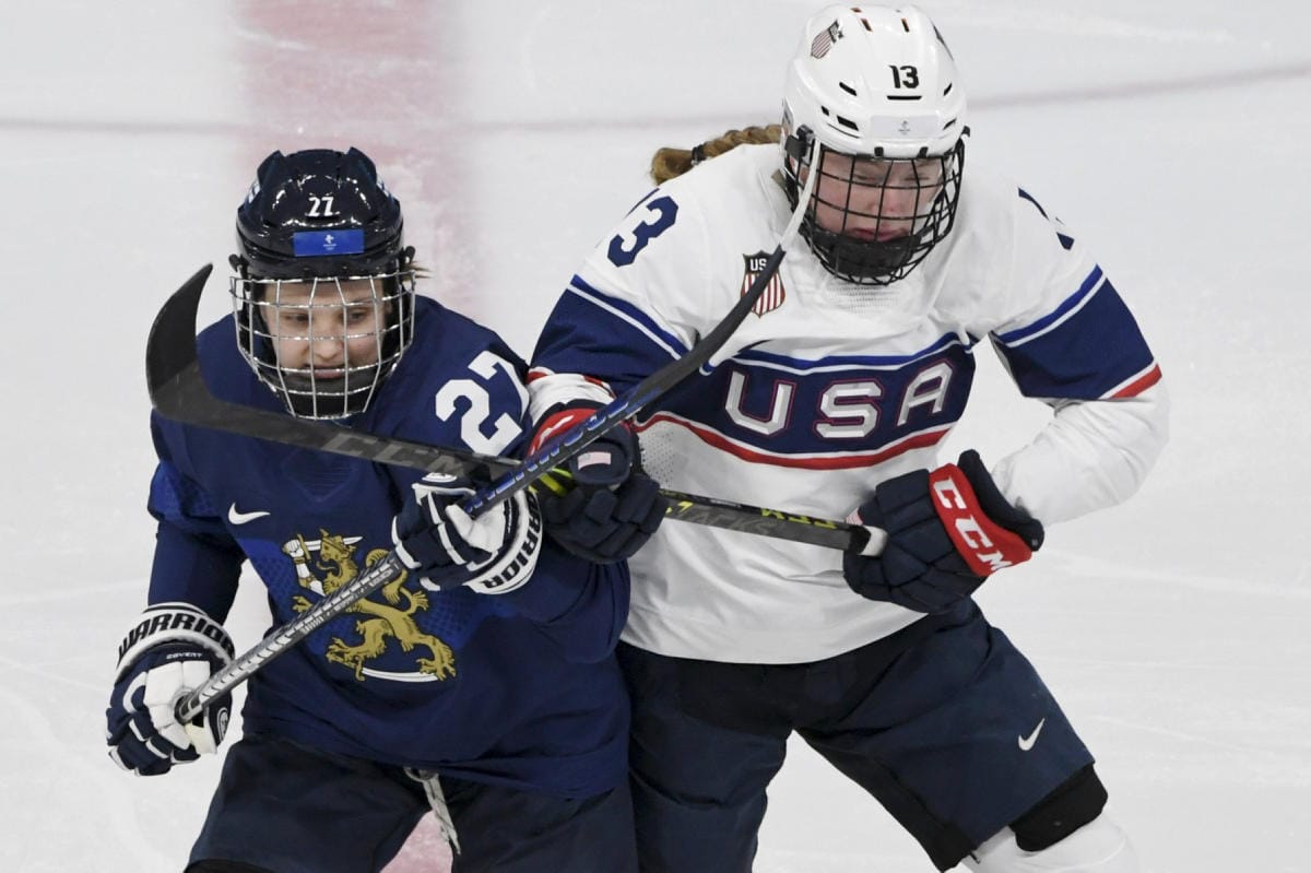 Naisleijonien olympiaurakka alkoi 2-5-tappiolla Yhdysvaltoja vastaan. Kuvassa Suomen Julia Liikala (vas.) ja Yhdysvaltojen Grace Wumwinkle. LEHTIKUVA / Jussi Nukari