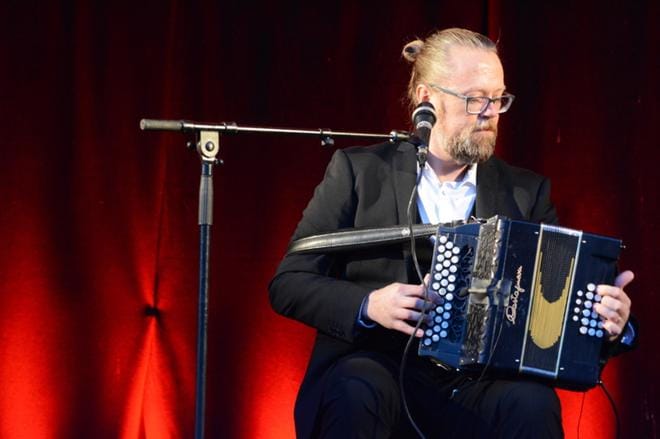 Haitaristi Antti Paalanen on alavutelaislähtöinen haitaristi. Tänään tiistaina alkuillasta hänen konserttipaikkanaan on kokkolalainen metsä. ARKISTOKUVA: ELLA NURMI