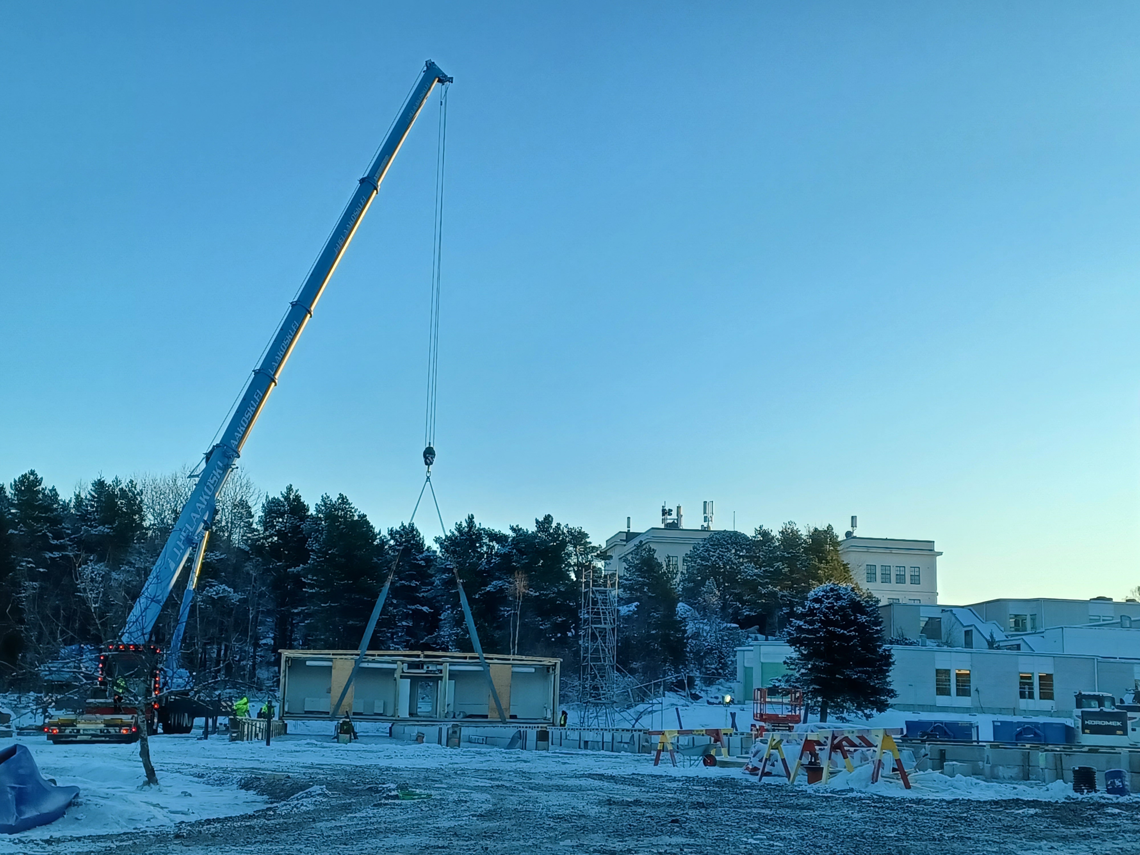 Ensimmäinen koulun osa laskettiin paikoilleen – katso video