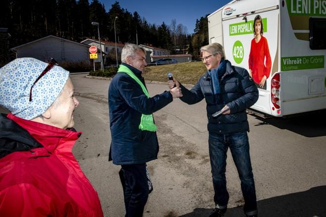 Vihreiden puheenjohtaja Pekka Haavisto ja kansanedustajaehdokas Pirkka-Pekka Petelius osallistuivat perjantaina puolueensa vaalitilaisuuteen Nurmijärvellä. KUVA: Joel Maisalmi