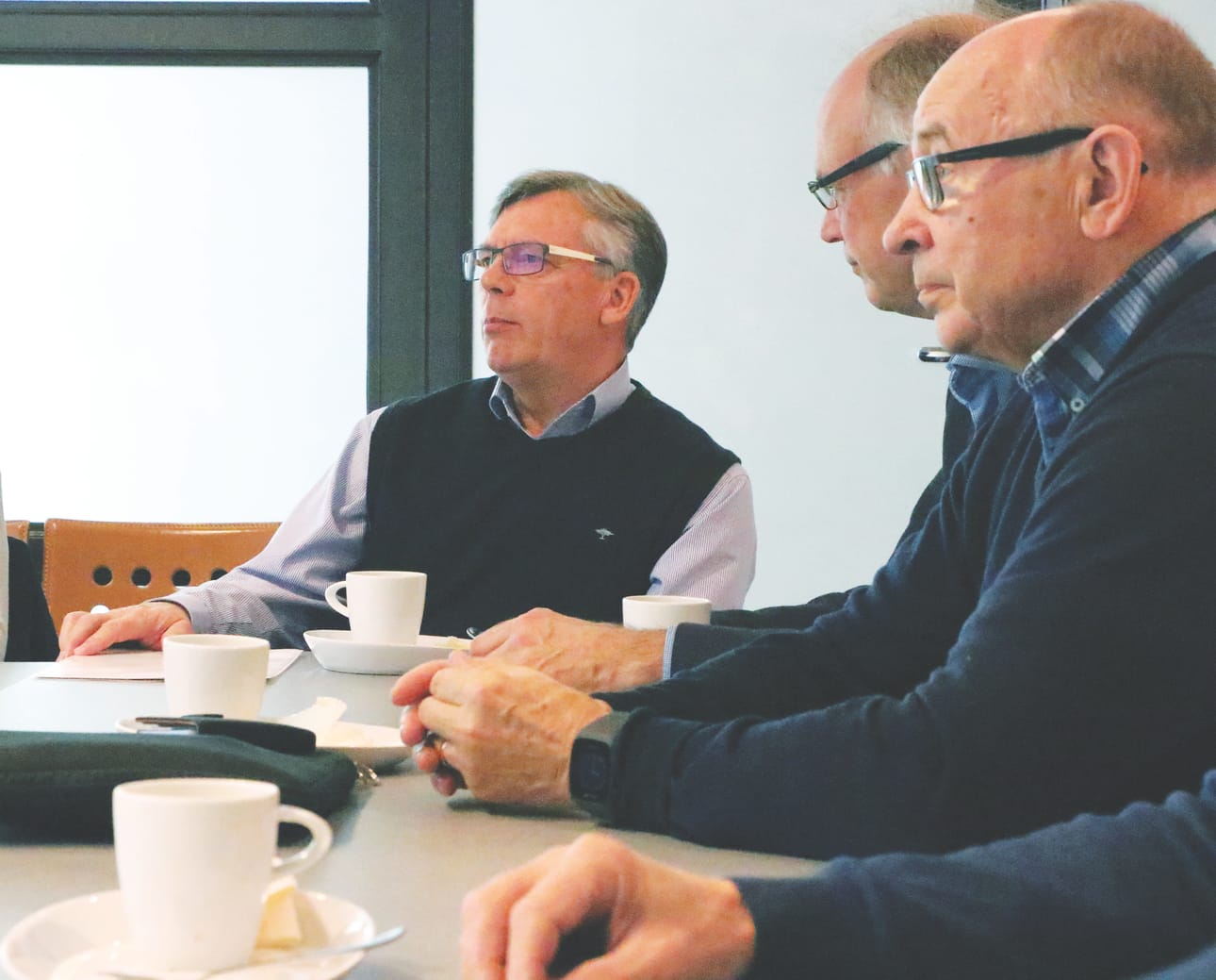 Vihiluodon kyläyhdistys puheenjohtaja Matti Niskasen (vas.) johdolla oli hyvin tyytyväinen yhteistyöhön Kempeleen kunnan kanssa. Siksi yhdistys tarjosi luottamushenkilöille ja työntekijöille täytekakkukahvit. Kuvassa Niskasen lisäksi tekninen johtaja Risto Sarkkinen ja yhteisöllisyysvaliokunnan puheenjohtaja Pertti Sankilampi.