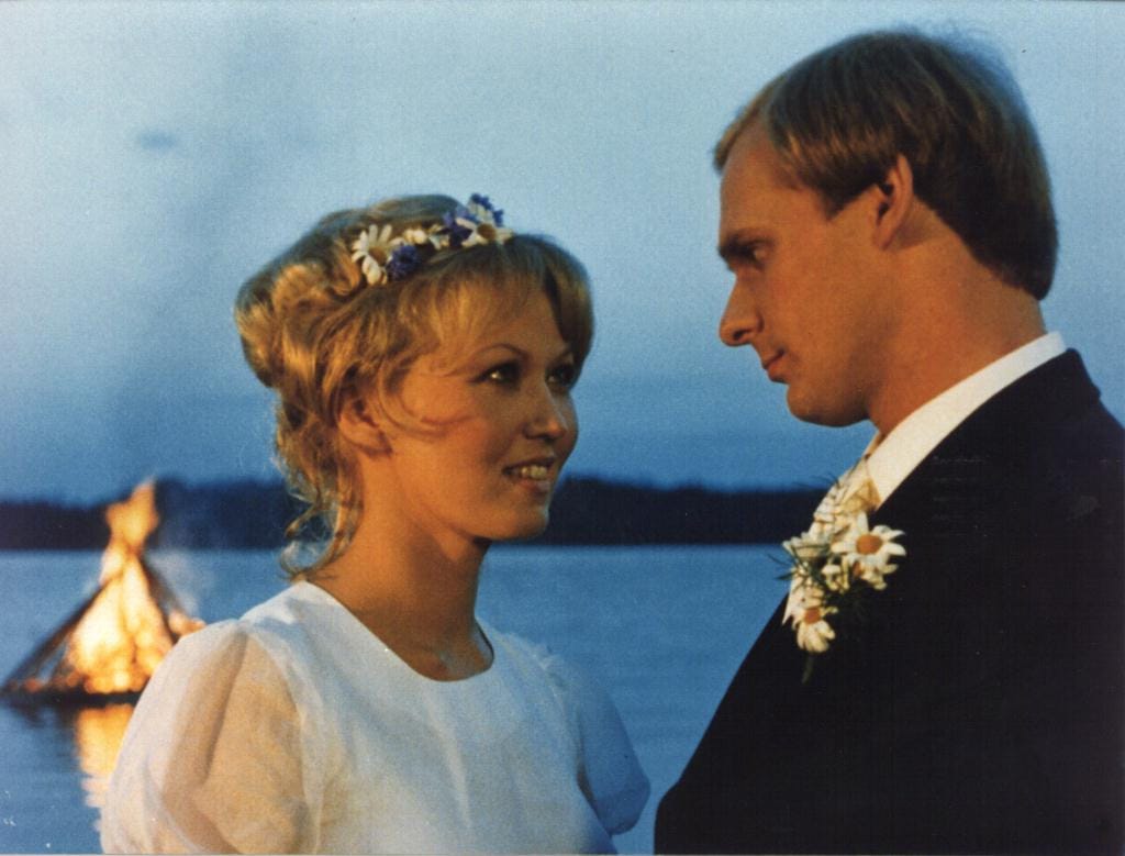 "Juhannusmorsian ja juhannussulhanen": Virve Kauste ja Jyrki Kovaleff. Kuva: Yle Pressi