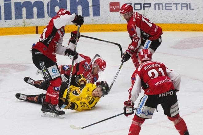 Sportin Filip Riska pysäytti KalPan Eetu Luostarisen, mutta sarjapisteet kaikkosivat Kuparisaaresta Kuopioon. KUVA: MINNA HIRVELÄ