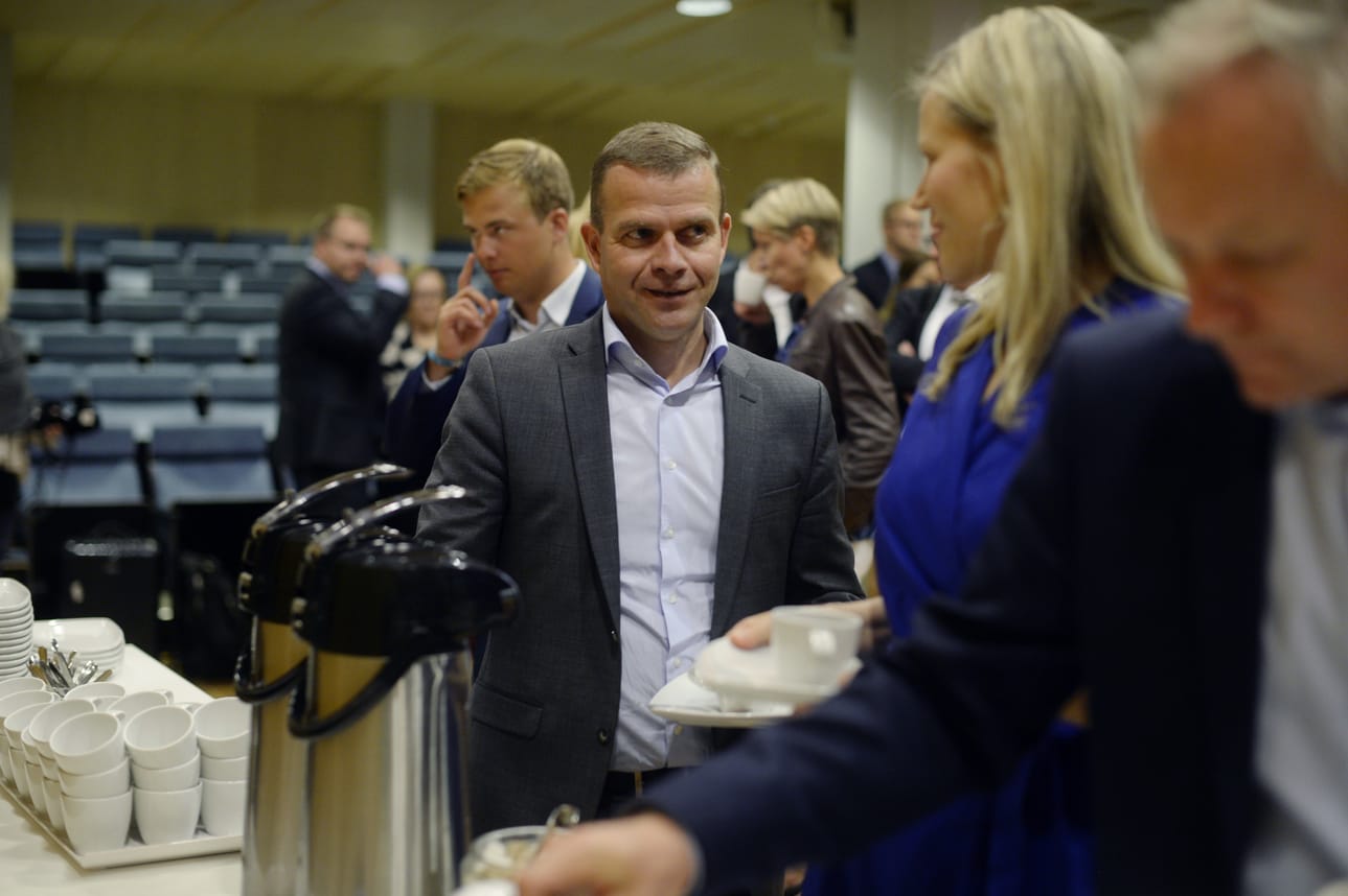 Valtiovarainministeri Petteri Orpo (kok.) vakuuttaa, että hallitus pysyy päätöksessään pilkkoa VR kolmeen osaan. Kokoomuksen ministerit kevätkokouksessa Kokkolan kaupungintalolla.