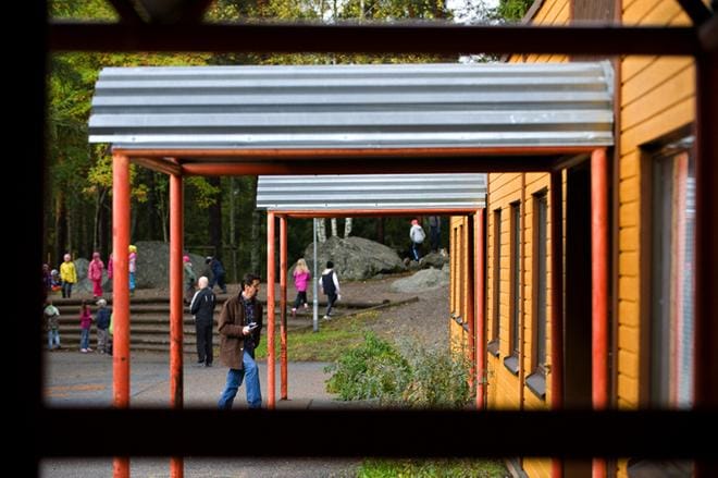 Vanhan Vaasan koulun vieressä on viihtyisä metsä. KUVA: MINNA HIRVELÄ