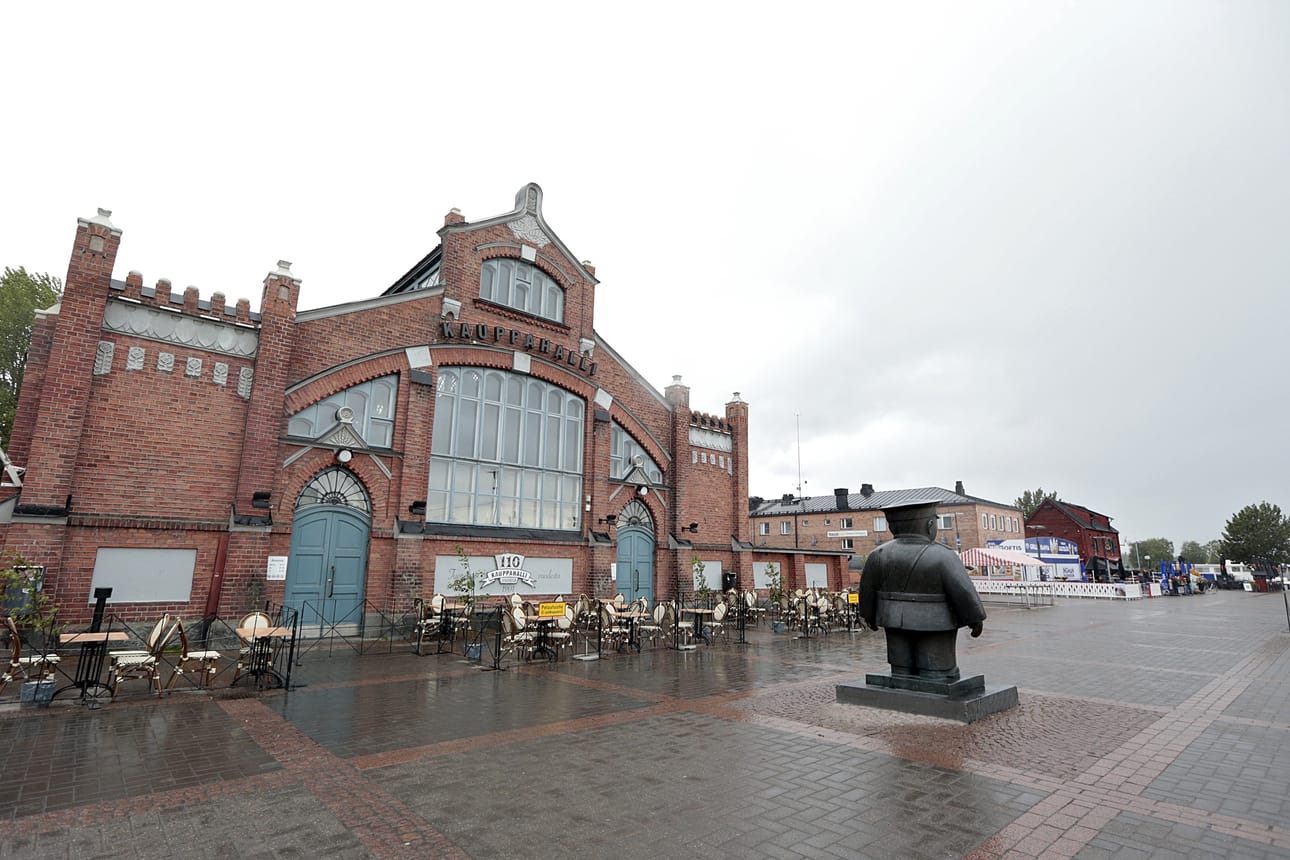 Tällä hetkellä keskustellaan peruskorjauksen aikatauluttamisesta siten, että kauppahalli suljettaisiin vasta joulusesongin jälkeen.