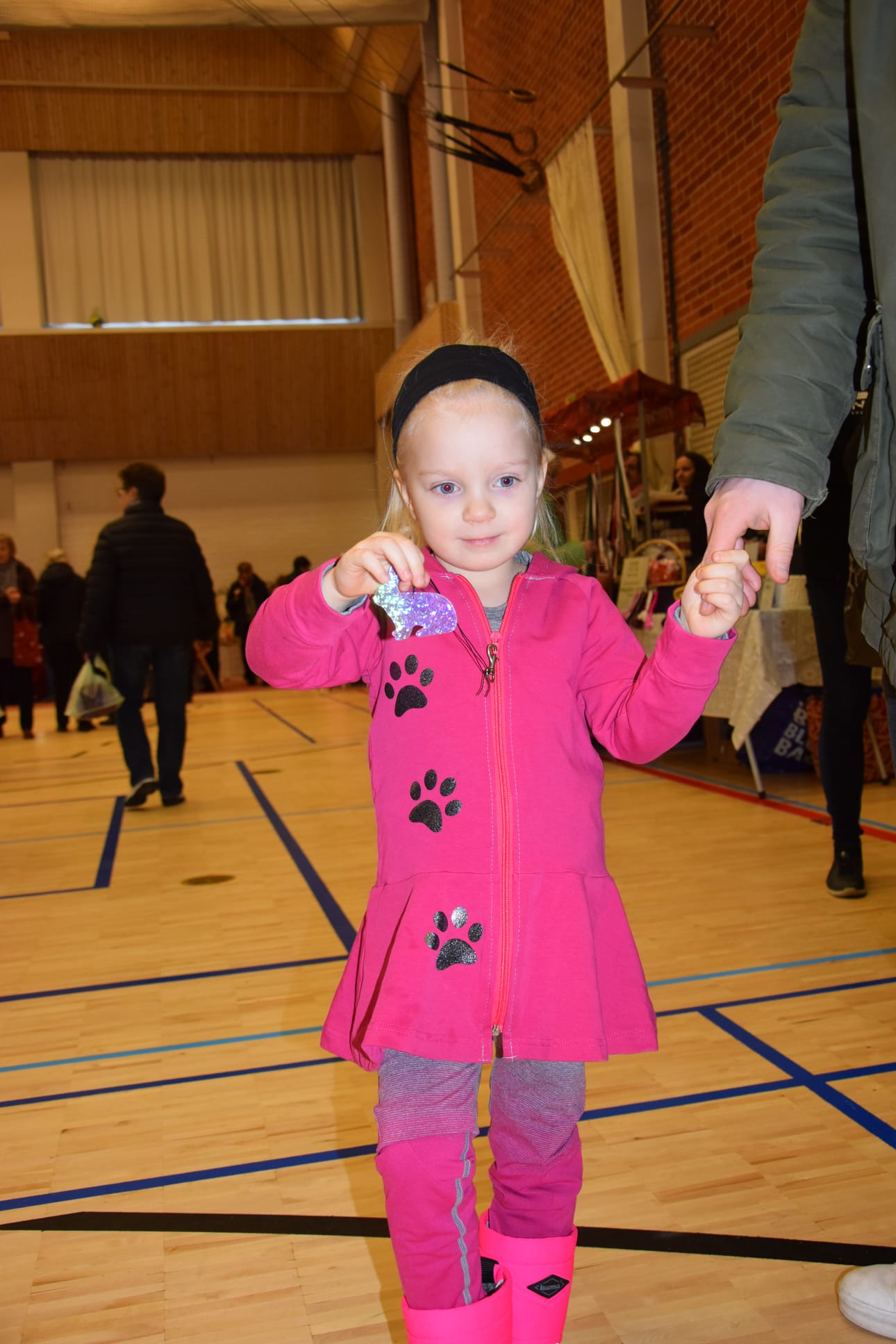 Ninetta Rousu, 5, löysi messuilta hienon heijastimen.