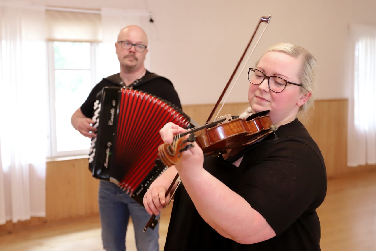 Esa Mathlin ja Niina Mäkiharju soittavat perinteisiä tangoja omalla tulkinnalla, humppaa ja jopa iskelmiä Kirkasta Kikkaan. Vain yksi kappale on instrumentaali eli molemmat laulavat.