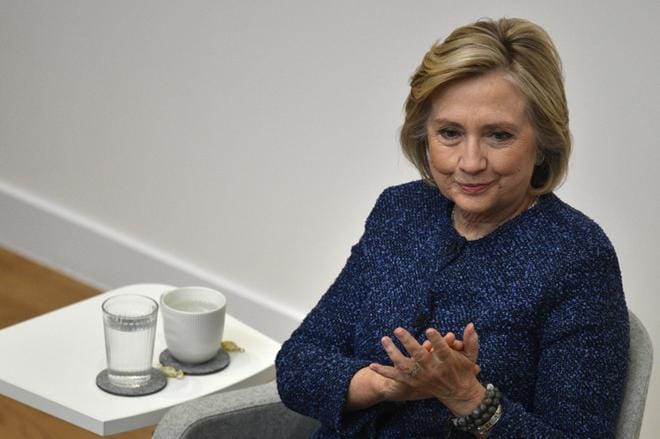Yhdysvaltain entinen ulkoministeri Hillary Clinton ei ole halunnut kritisoida naisia, jotka ovat syyttäneet hänen miestään ex-presidentti Bill Clintonia seksuaalisesta ahdistelusta. KUVA: EPA/NEIL HALL